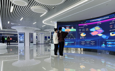 智慧办税新体验 探访武汉智慧办税服务厅的“黑科技”与服务革新